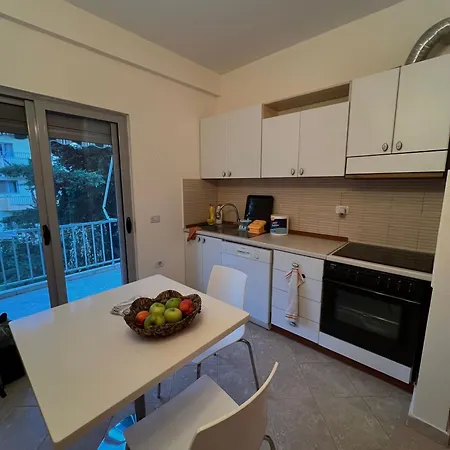 아파트 Cozy With Balcony *